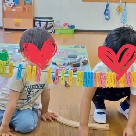 It rained on and off all day.

Joey friends were busy playing indoors.

The thing that caught everyone's attention that day were clothespins.

They were used to pinch clotheslines, hang up doll dresses, and join strings together to make them longer. They wondered how many there were. Friends from other classes helped us count.

雨が降ったり止んだりの一日。

ジョーイクラスのお友だちは室内遊びに忙しそう。

この日のみんなの心を捉えたのは洗濯バサミ。

洗濯ひもを挟んだり、お人形のドレスを吊るしたり、ひもを繋げて長くしたり。何個あるかな。他のクラスのお友だちが数えるのを手伝ってくれました。

#rainydayfun #exploraryminds #cooperation #tolearnistoplay #englishpreschool #yokohamajapan #雨の日の楽しみ方 #協力 #あそびはまなび #探究心 #英語保育 #横浜