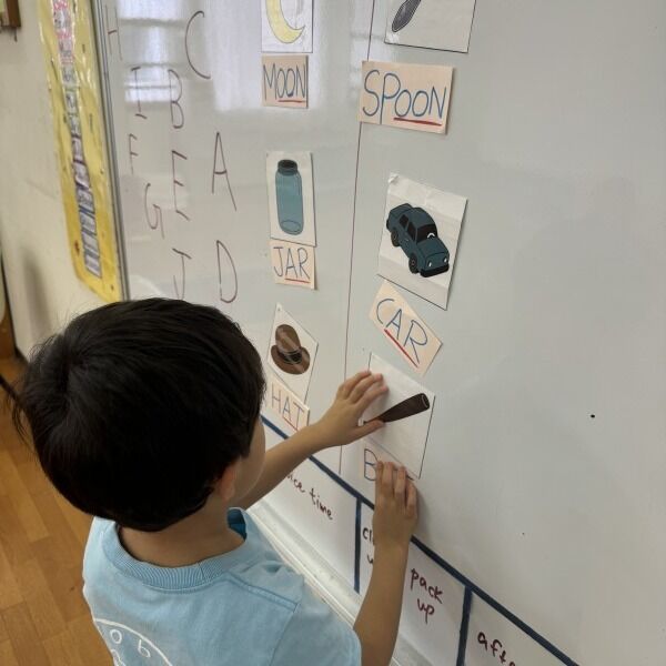A class of 4 year olds one day. During phonics time, we were reviewing rhyming words and the sounds of letters. The teacher wrote a letter on the whiteboard and everyone came up with words that started with that letter. For example, seeing the letter "H," they would say "hotel," "hamburger," and so on.
During the afternoon meeting, some of the friends did a show and tell. All the children looked very proud of the creations they made.  We applaud the children's creativity..

ある日の４歳児クラス。フォニックスの時間に、ライミングワード（韻を踏む単語）と文字の持つ音の復習をしていました。教員がホワイトボードに文字を書くと、皆が口々にその文字で始まる単語を挙げていきます。例えば、”H” という文字を見て、 “hotel” “hamburger” というように。
帰りの会では、何人かのお友だちがショー・アンド・テルをしました。お友だちからもらったデコレーション、おうちでお父さんと一緒に作ったおもちゃの銃、チョイスタイムに作ったロボット等、どの子もとても誇らしそうでした。子どもたちの作り出す力に大きな拍手を送ります。

#creativity #selfesteem #showandtell #phonicslessons #learningisfun #earlychildhoodeducation #yokohamajapan #ymca