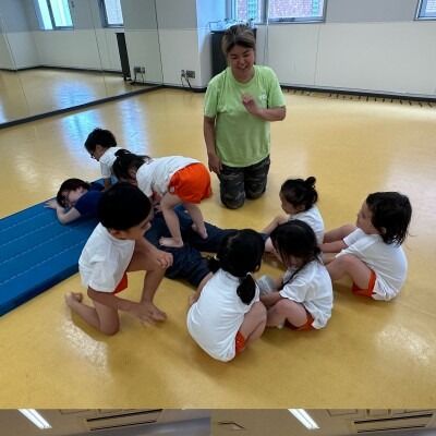 One day during gym time, everyone in the K1 class was excited about a new game. They pulled their friends out of the mat, holding on tightly to it as if they were turnips buried in the ground.
Heave-ho, let’s work together... Now, did the turnip get out?

ある日の体育館遊びの時間のこと、年少クラスの皆が新しい遊びで盛り上がっていました。地面に埋まったカブに見立てて、マットにしっかりと掴まったお友だちを引っ張り出します。
うんとこしょ、どっこいしょ...さあ、カブは抜けたかな。