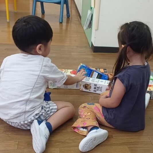 After the summer vacation, Joey class’s children have returned.
It has been a long time since we last saw them, and they all seem to have grown up a lot.
What shall we do today?
“I want to play with clay!
I like to make long train tracks!
One friend knows the names of many trains, and the other friends are talking about the names of different stations.
Then they sang and danced and sang and danced some more.
Oh, that was fun!

夏休みが終わってジョーイクラスのお友だちが戻ってきました。
久しぶりに会うみんなはなんだかぐんと大きくなったみたいです。
今日は何をして遊ぼう？
「粘土遊びがしたいな！」
「長い線路を作るのが好き！」
一人のお友だちはたくさんの電車の名前を知っています。
他のお友だちはいろいろな駅の名前について話をしています。
それから、歌って踊って、もっともっと歌って踊って。。。
あー、楽しかった！

#ymcaglobalkindergarten #englishpreschool #englishkindergarten #englishimmersion #toplayistoplearn #reunion #friends #havingfun #yokohama #YMCA #英語保育 #英語イマージョン #あそびはまなび #友だち #横浜