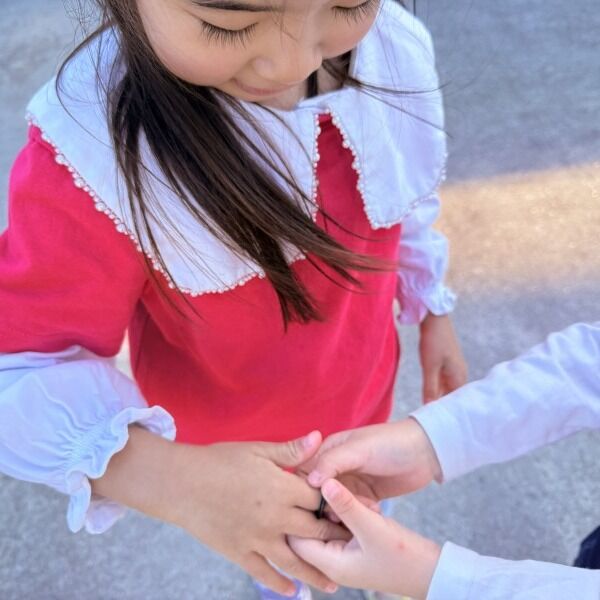 From the children's play in the park one day.

Two of the older classes at YMCA Global Kindergarten found some plastic rings.
“Let's play wedding!” one of them suggested.
“I'll put the ring on your finger, and you put the ring on mine. Then we'll dance together! Okay?”
The other children joined in to celebrate their happiness. Congratulations!

ある日の子どもたちの公園遊びから。
YMCA Global Kindergartenの年長クラスの二人がプラスチックのリングを見つけました。
「結婚式ごっこしよう！」一人が提案しました。
「（あなたの指に）指輪をはめるから、次は同じように（私の指に指輪を）はめてね。それからね、二人で踊るの！いい？」
他の子どもたちも加わって、二人の幸せをお祝いします。「おめでとう！」

#ymcaglobalkindergarten #englishpreschool #englishimmersion #toplayistollearn #imaginativeplay #creativeplay #pretendplay #yokohamajapan #earlychildhoodeducation #childasprotagonist #幼児英語 #英語イマージョン #ごっこあそび #あそびはまなび #横浜 #創造力