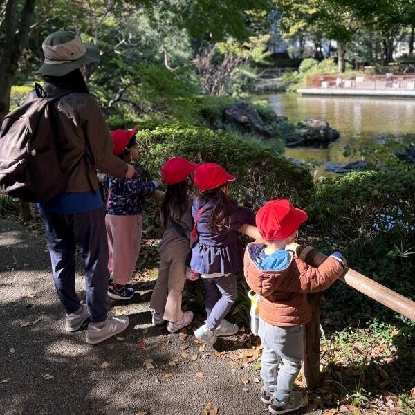 On a day with mild autumn sunlight and pleasantly cool air, the two-year-old class went for a walk to the pond in the park. Ducks were floating happily in the pond. Tulip bulbs were planted in the park. We wondered how they would be planted. 
After that, we played chase in the park. “Oh, this is fun!”

秋の穏やかな日差しと、冷えた空気が気持ちの良いこの日、2歳児クラスの皆が公園の池までお散歩に出かけました。池にはアヒルさんたちがぷかぷかと楽しそうに浮かんでいます。公園にはチューリップの球根が植えられていました。どんなふうに植えるんだろう。興味津々。
その後は、公園で追いかけっこ。「あー、楽しい！」

#ymcaglobalkindergarten #outdoorplay #autumnday #encounter #friends #toplayistolearn #parktime #englishpreschool #englishimmersion #yokohamajapan #英語保育 #そとあそび#出会い #友だち #遊びは学び #横浜 #英語保育 #幼児英語